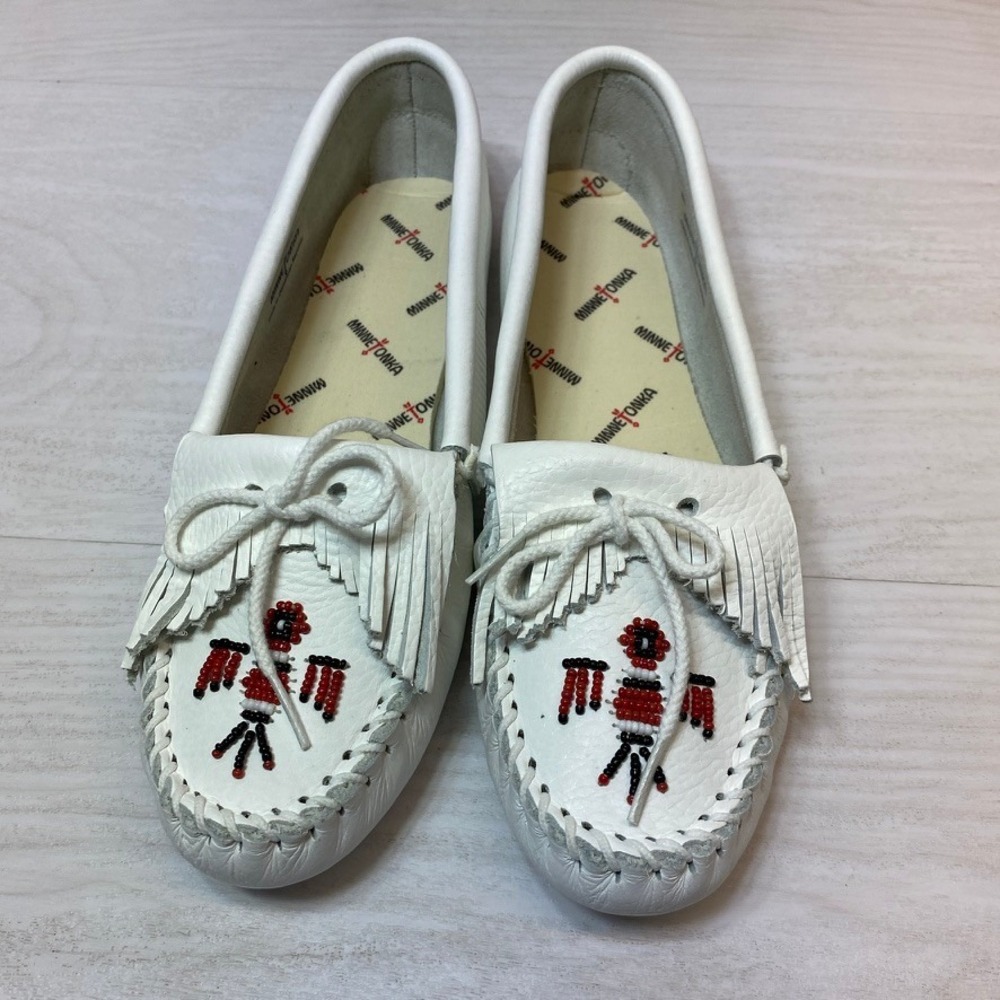 Minnetonka Womens 9 Moccasins Thunderbird Beaded Softsole Slip On Leather Flats